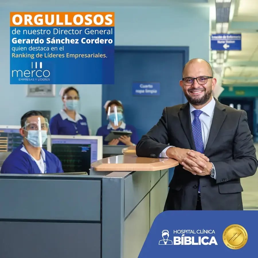 Director general del Hospital Clínica Bíblica junto a personal de salud en estación de trabajo