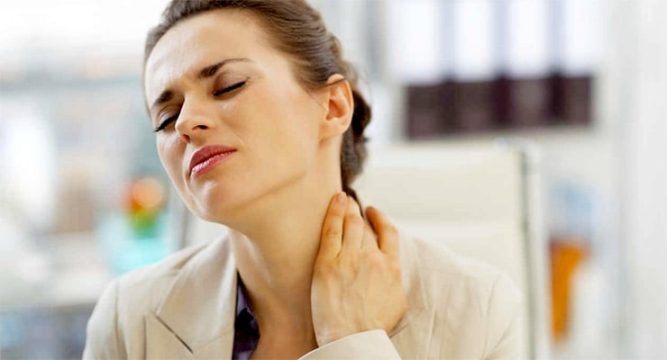 Mujer con expresión de dolor tocándose el cuello, asociado a molestias musculares y fibromialgia