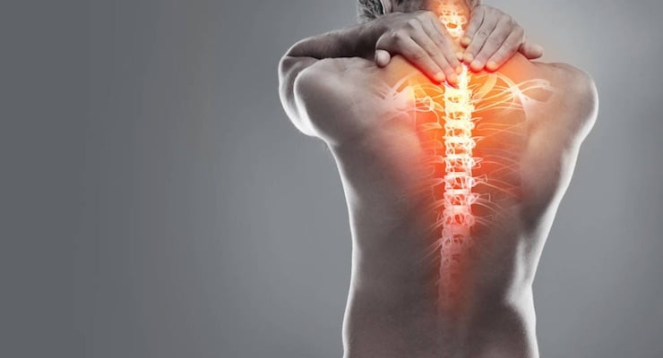 Persona con dolor en la espalda baja con ilustración resaltando la columna lumbar