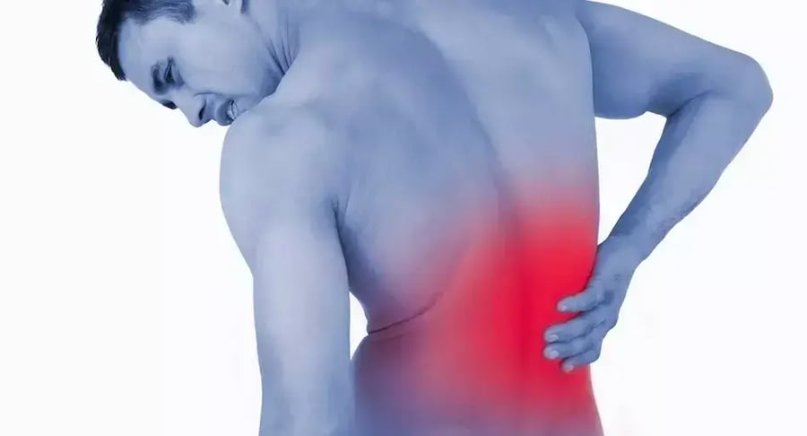 Hombre con dolor lumbar en la parte baja de la espalda resaltada en rojo