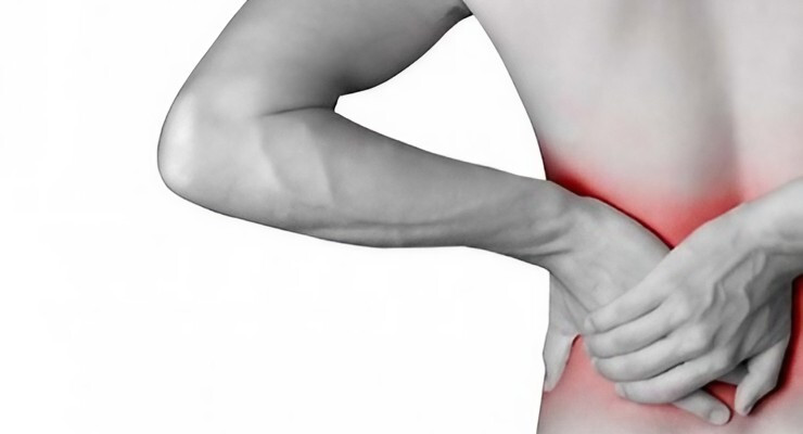 Persona sosteniendo la zona lumbar de la espalda con área resaltada en rojo que indica dolor