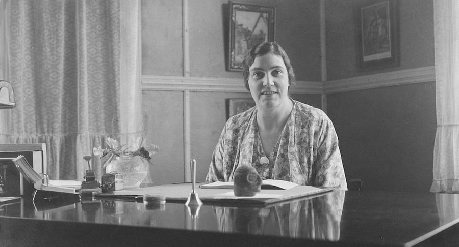 Dra. Marie Christina Cameron sentada en su escritorio en el Hospital Clínica Bíblica