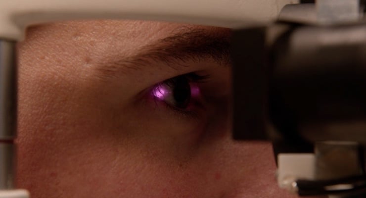 Paciente realizando examen de ultrasonido ocular con equipo especializado en oftalmología