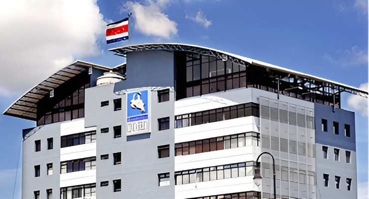 Edificio institucional con bandera de Costa Rica en la parte superior