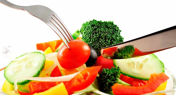 Ensalada fresca con tomate cherry, brócoli, pepino y vegetales variados
