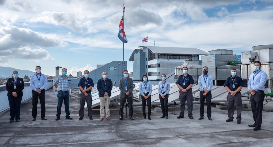 Colaboradores del Hospital Clínica Bíblica participan en el proceso de verificación de carbono neutralidad y ahorro energético
