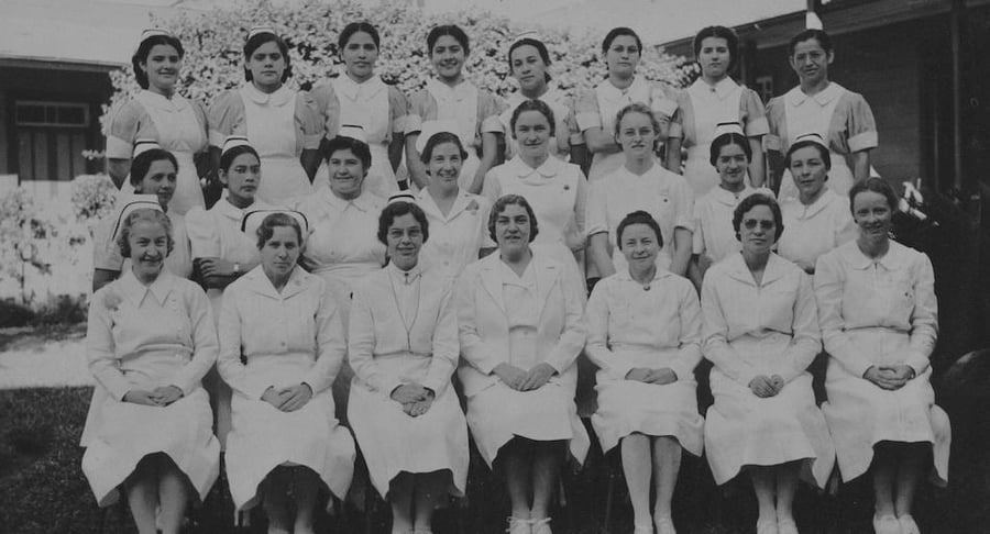 Equipo de enfermeras del Hospital Clínica Bíblica en diferentes etapas históricas entre 1929 y 1948.