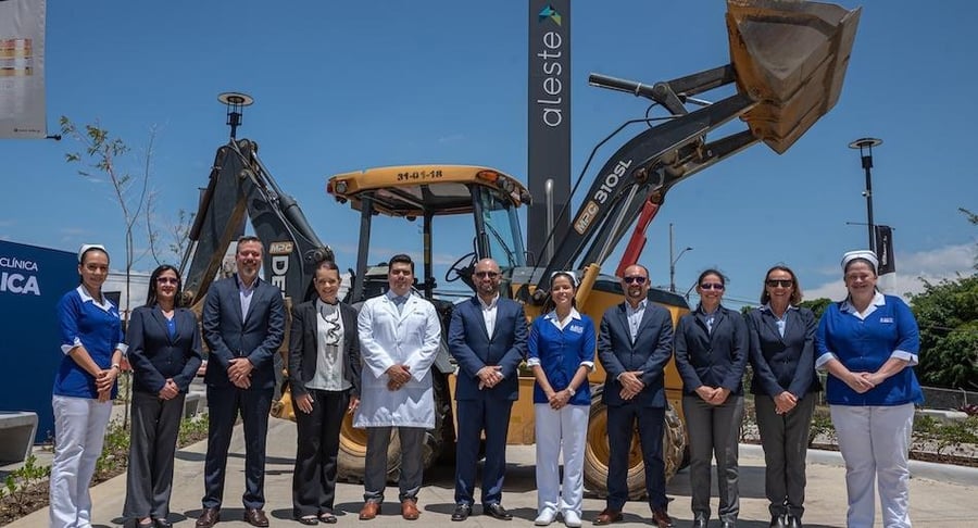 Equipo del Hospital Clínica Bíblica en el terreno donde se construye la nueva sede hospitalaria en ALESTE.