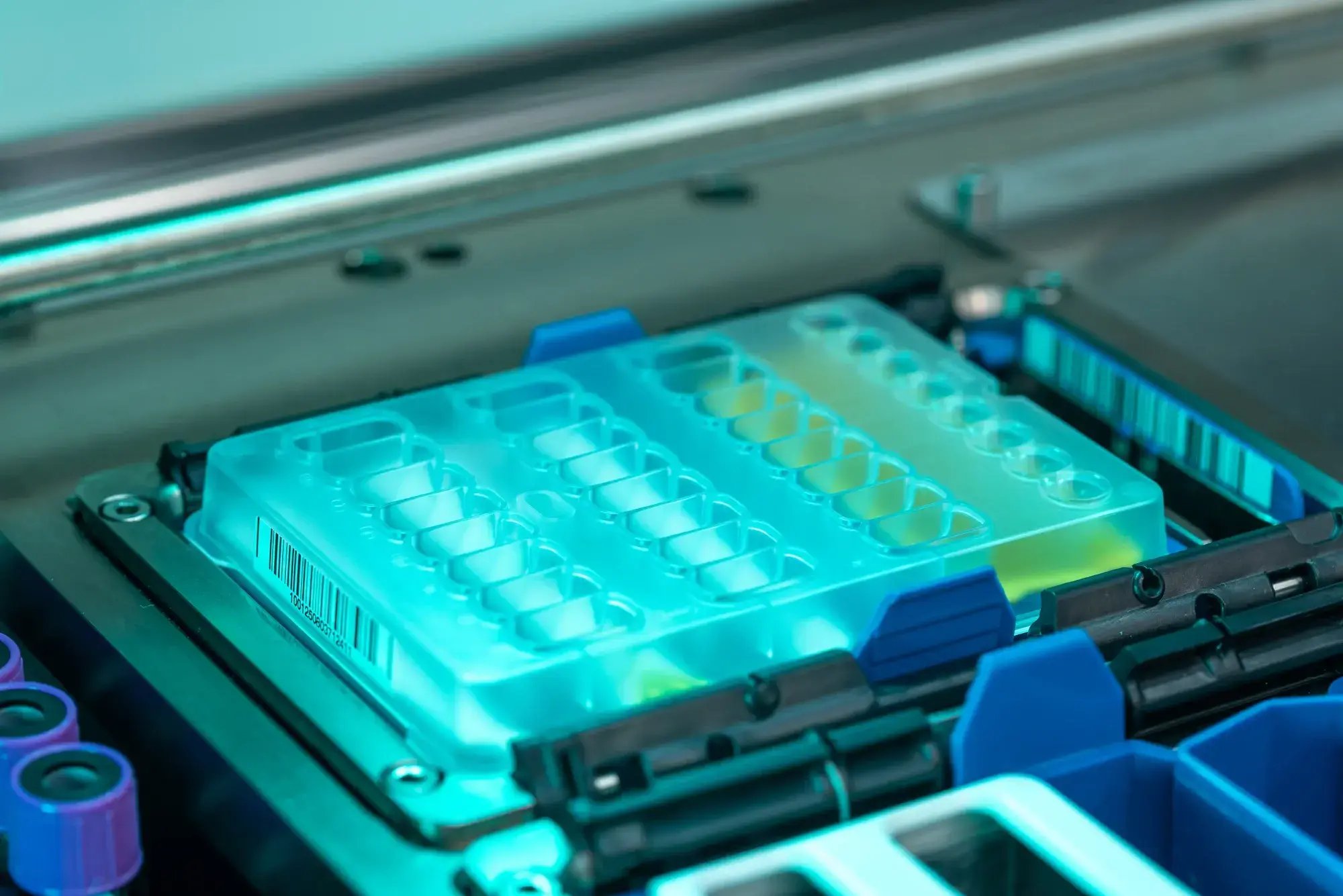 Bandeja con reactivos en máquina automatizada de diagnóstico