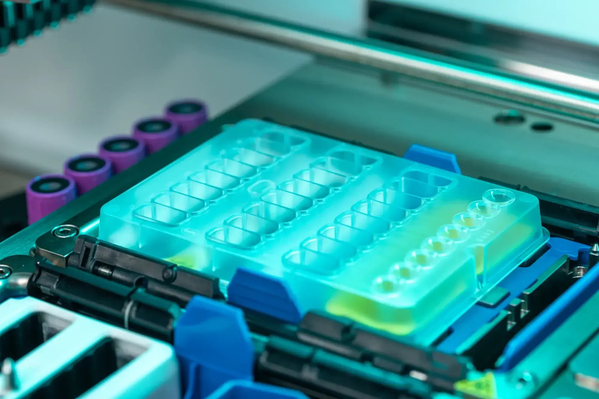 Bandeja de muestras plásticas transparente en máquina de laboratorio