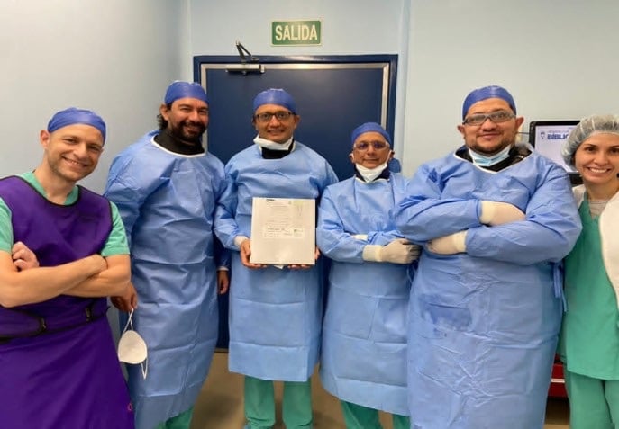 Equipo médico del Hospital Clínica Bíblica tras realizar cirugía intracraneal mínimamente invasiva para tratar aneurisma cerebral