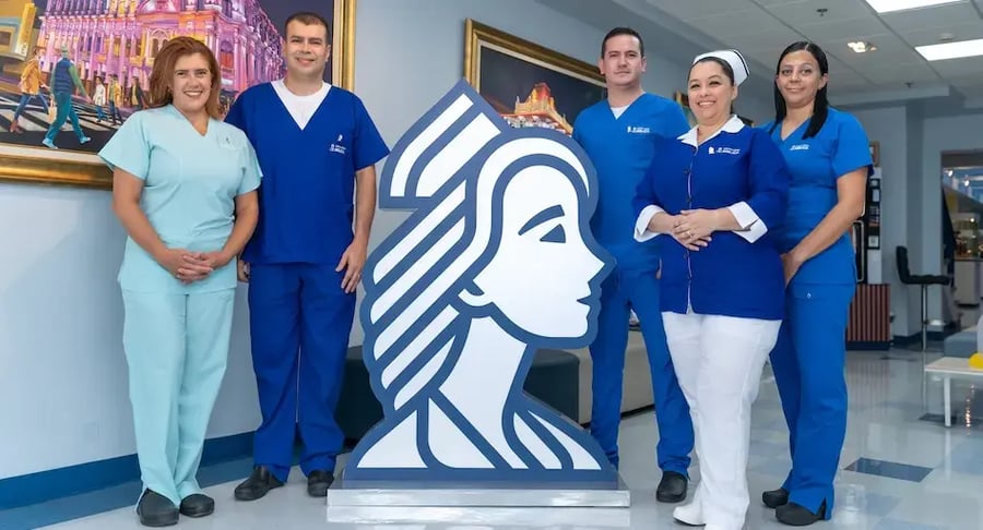 Equipo médico y de enfermería de la Clínica Bíblica junto al logotipo institucional