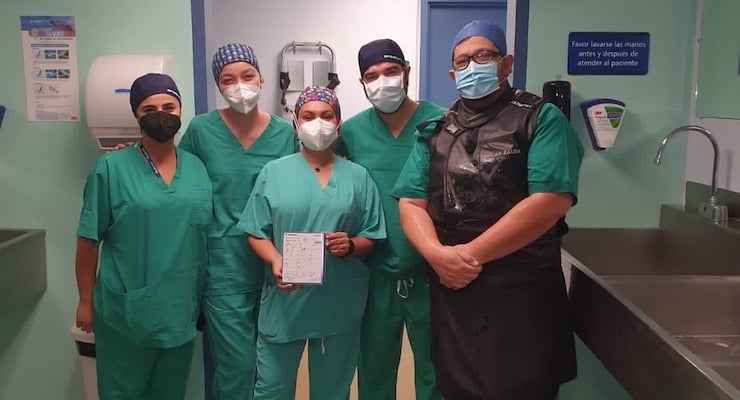 Equipo médico del Hospital Clínica Bíblica tras realizar con éxito el implante de un marcapasos en un paciente
