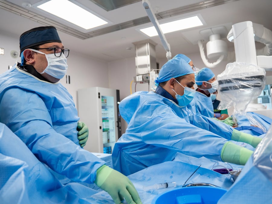 Equipo médico realizando procedimiento quirúrgico en sala de cirugía