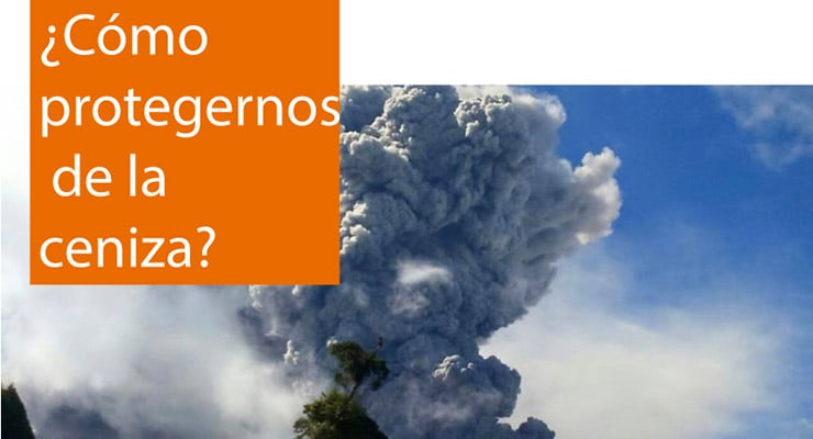 Columna de ceniza volcánica elevándose al cielo durante una erupción volcánica.