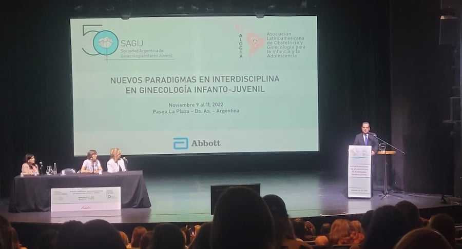 Especialista expone ponencia en un auditorio durante el Congreso Internacional de Ginecología Infantojuvenil en Buenos Aires.
