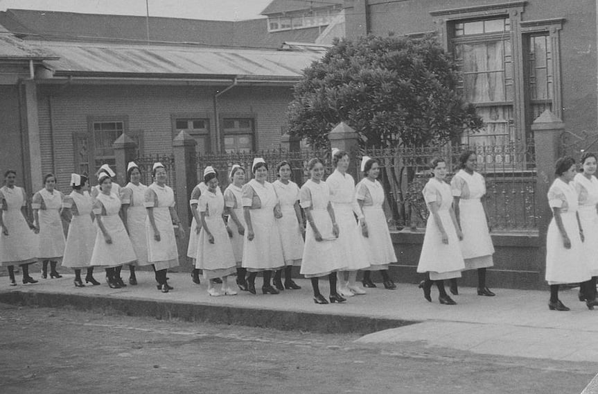 Grupo de estudiantes de la Escuela de Enfermería del Hospital Clínica Bíblica, fotografía histórica.