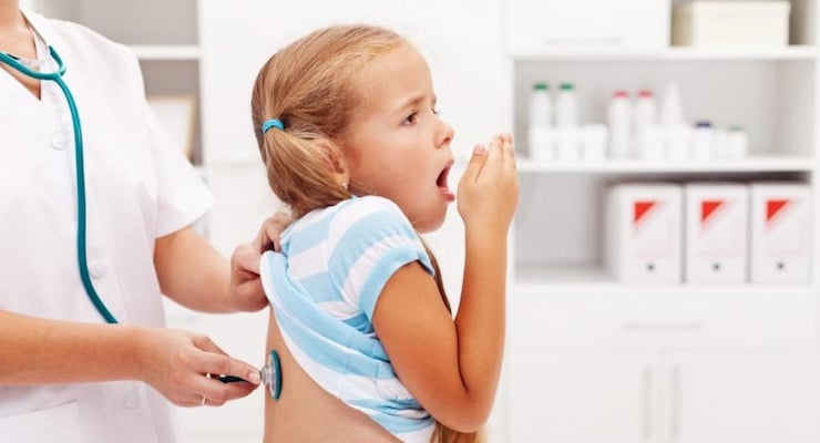 Personal de salud examina a una niña con estetoscopio durante consulta médica
