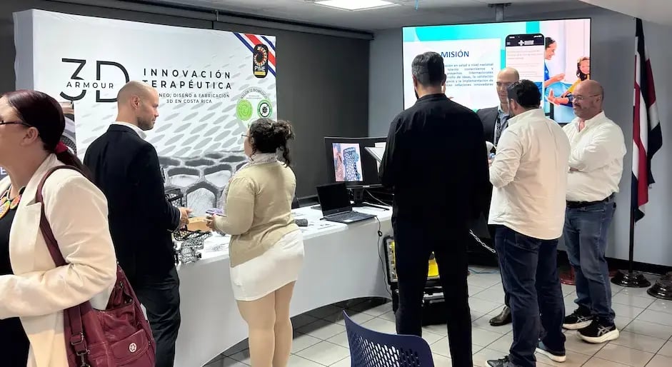 Exposición de 3D Armour en feria de salud con demostración de impresión y escaneo 3D