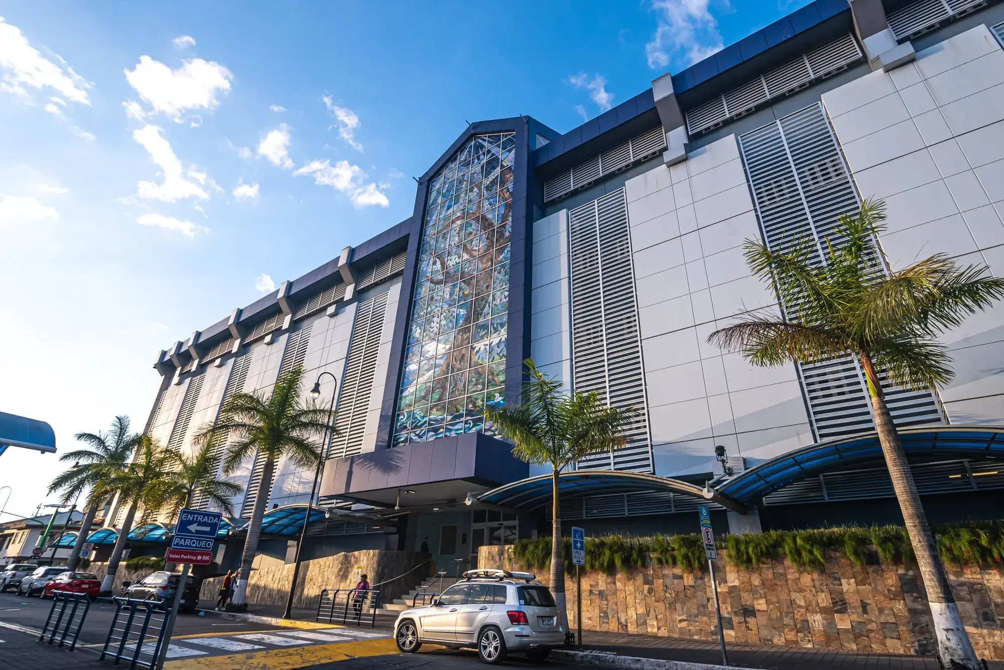 Fachada principal de Hospital Clínica Bíblica en San José, Costa Rica