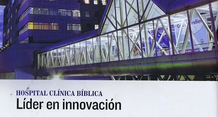 Fachada del Hospital Clínica Bíblica con el título Líder en innovación