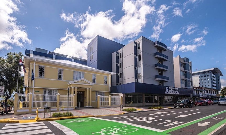 Vista exterior de la fachada del Hospital Clínica Bíblica en San José, Costa Rica.