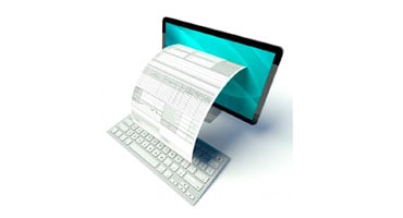 Una factura digital saliendo de la pantalla de una computadora hacia un teclado, simbolizando el proceso de facturación electrónica y la firma digital.