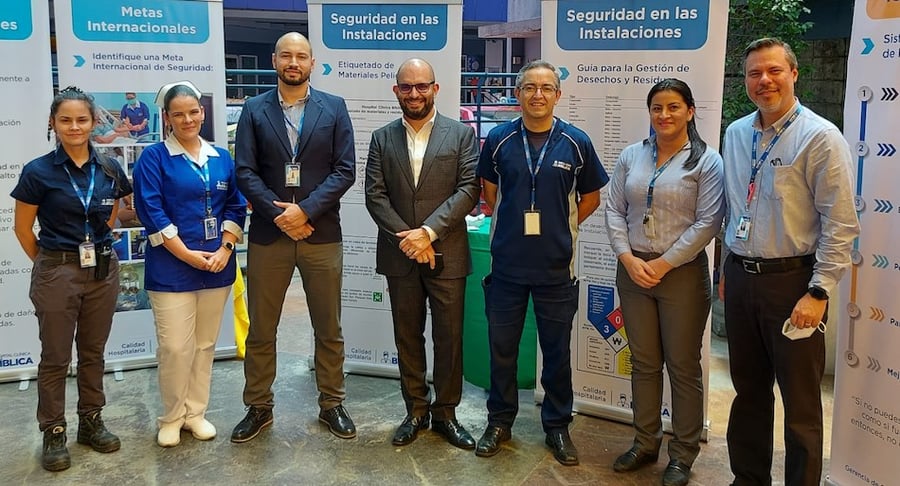 Colaboradores del Hospital Clínica Bíblica participan en la feria de calidad y seguridad del paciente