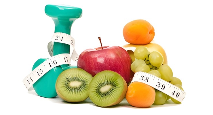Frutas frescas y pesa deportiva con cinta métrica sobre fondo blanco