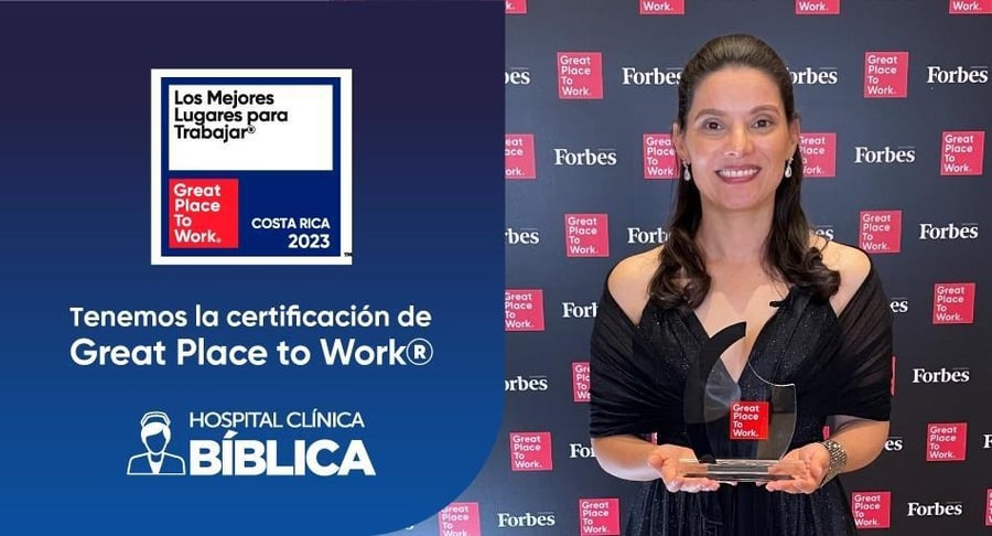 Representante del Hospital Clínica Bíblica sostiene el galardón Great Place to Work 2023.