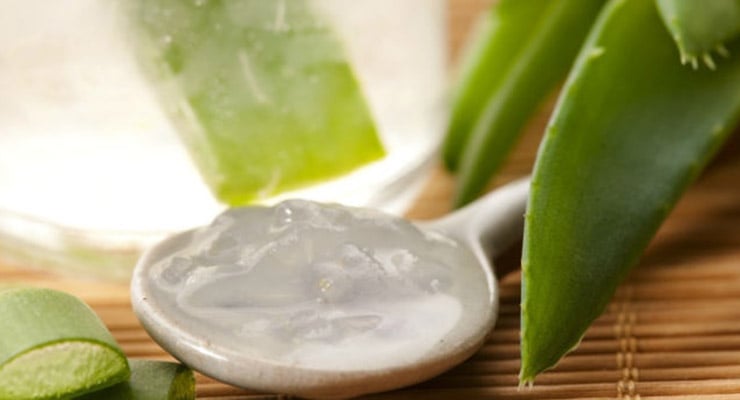 Gel transparente extraído de hojas de aloe vera sobre una superficie de madera
