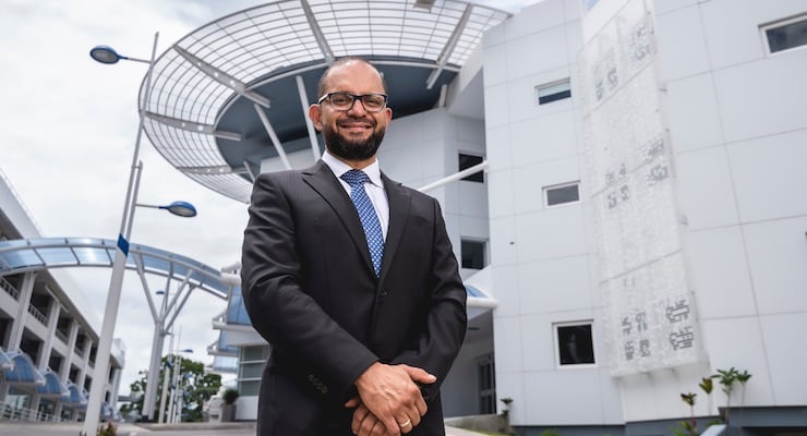Gerardo Sánchez Cordero, nuevo Director General del Hospital Clínica Bíblica, posando frente a las modernas instalaciones de la sede Santa Ana.