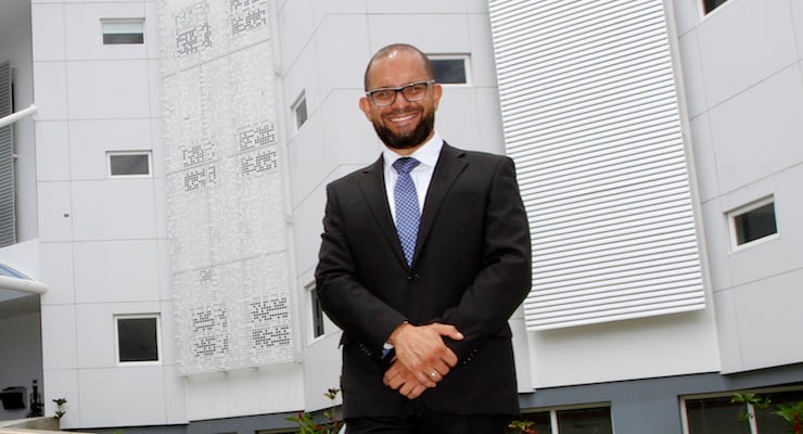 Gerardo Sánchez, Director General del Hospital Clínica Bíblica, de pie frente a las instalaciones del hospital