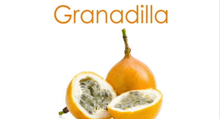 Granadilla entera y partida mostrando la pulpa con semillas sobre fondo blanco.