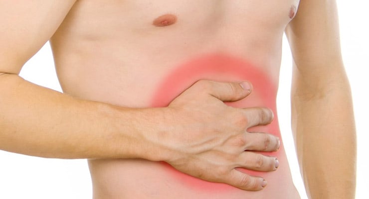 Hombre sosteniendo el abdomen con una zona resaltada en rojo que indica dolor