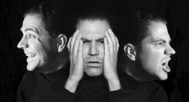 Retrato en blanco y negro de un hombre mostrado en tres posiciones con diferentes expresiones faciales