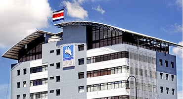 Fachada principal del Hospital Clínica Bíblica en San José, Costa Rica, celebrando 85 años de innovación en servicios de salud.