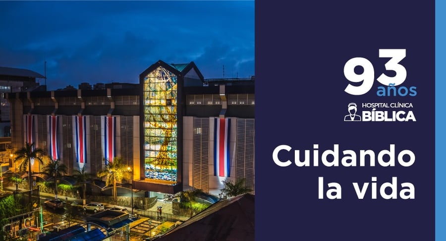 Fachada del Hospital Clínica Bíblica iluminada durante la celebración de sus 93 años de servicio en Costa Rica