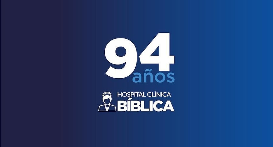 Diseño conmemorativo de los 94 años del Hospital Clínica Bíblica en fondo azul institucional.