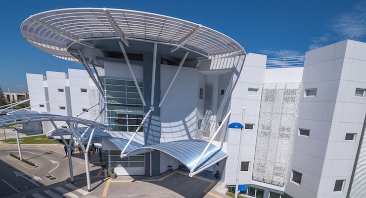 Vista exterior de la moderna fachada del Hospital Clínica Bíblica, primer centro en Centroamérica con acreditación de calidad JCI.