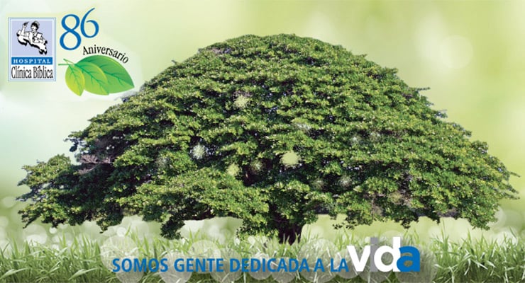Imagen conmemorativa del 86 aniversario del Hospital Clínica Bíblica con el lema "Somos gente dedicada a la vida" y un árbol robusto sobre fondo verde.