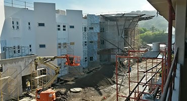 Fachada principal con diseño arquitectónico moderno de la nueva sede del Hospital Clínica Bíblica en Santa Ana, ubicada cerca de la Ruta 27.