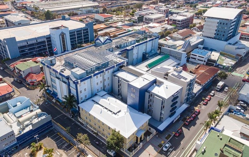 Vista aérea de la red de edificios del Hospital Clínica Bíblica en San José, Costa Rica.