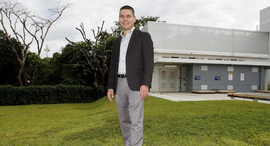 Representante del Hospital Clínica Bíblica en instalaciones sostenibles como parte de la campaña Race to Zero de Naciones Unidas.
