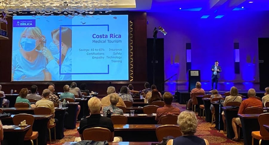 Presentación del Hospital Clínica Bíblica sobre servicios médicos en la conferencia internacional de International Living en Costa Rica