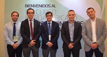 Especialistas en cardiología intervencionista, incluyendo a los doctores Chavarría, Arauz, Gutiérrez y Obon, durante el curso iberoamericano en Costa Rica.