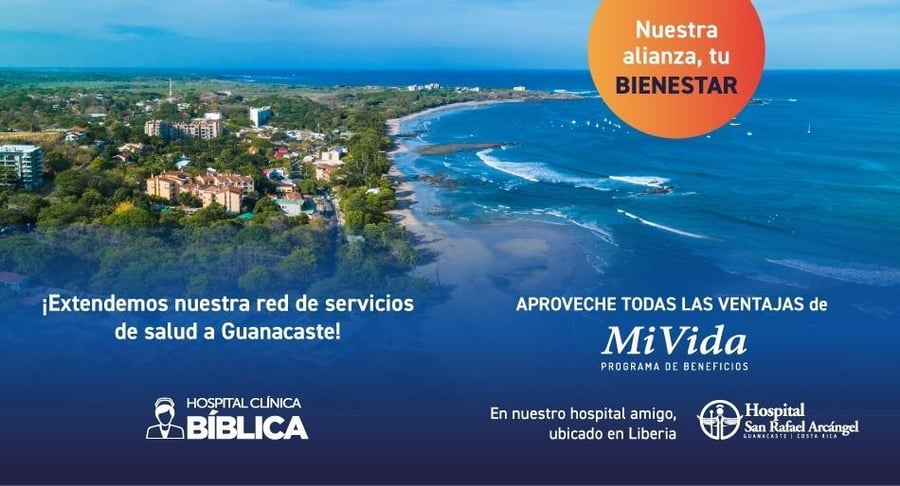 Vista aérea de la costa de Guanacaste con edificaciones urbanas y el mar al fondo.