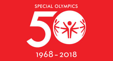 Logotipo del 50 aniversario de Olimpiadas Especiales (1968-2018) en color rojo y blanco, representando la alianza con el Grupo JADE del Hospital Clínica Bíblica.