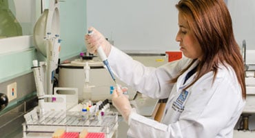 Especialista del Laboratorio Clínico del Hospital Clínica Bíblica realizando análisis molecular por PCR para la detección de 11 patógenos de transmisión sexual.