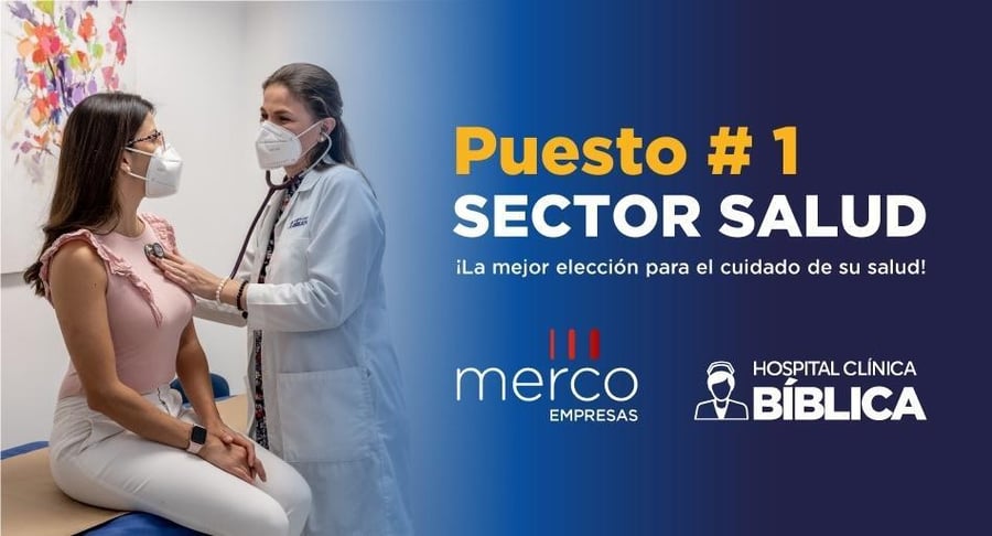 Doctora del Hospital Clínica Bíblica realizando revisión médica a una paciente durante consulta clínica.